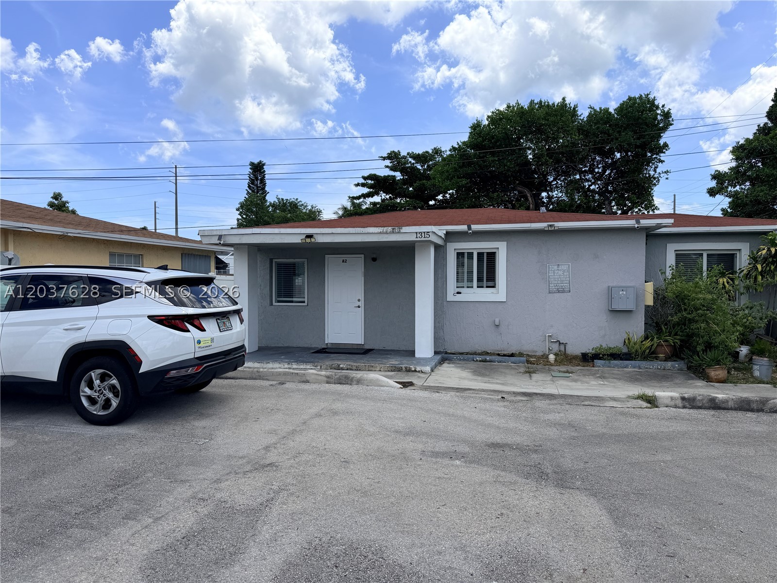 Rare find in Hollywood! This beautifully updated 2-bedroom, 1-bathroom apartment features fresh paint, granite countertops, stainless steel appliances, and plenty of parking. Conveniently located between US-1 and I-95, with easy access to shopping, dining, and just a short drive to the beach. Pets allowed! 
Don't miss this opportunity to make this move-in-ready apartment your new home. Easy to show and ready for immediate occupancy!