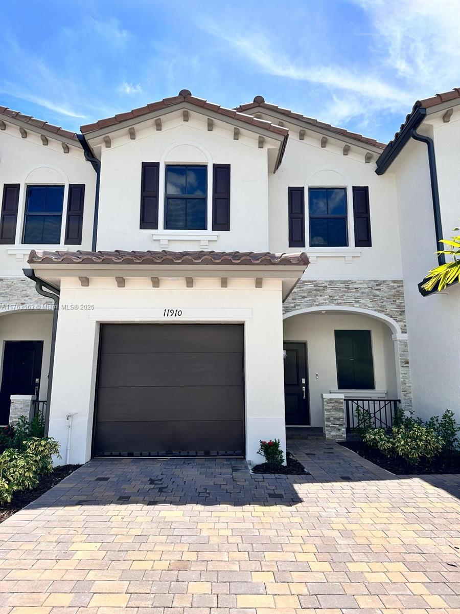 SILVER PALM RESIDENTIAL H - Residential Lease