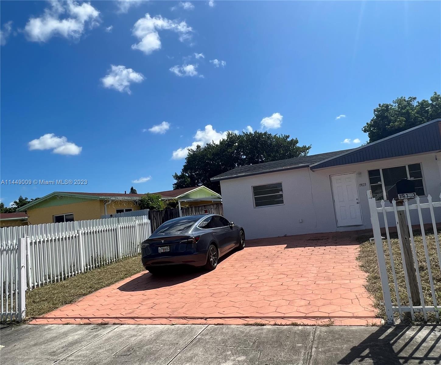 Nice house for rent 3 bed 1 bath with front and spacious backyard. Laundry room, 2-car driveway, and central A/C. Walking distance to schools, short drive to shopping and only a five-minute drive to Hardrock Stadium.