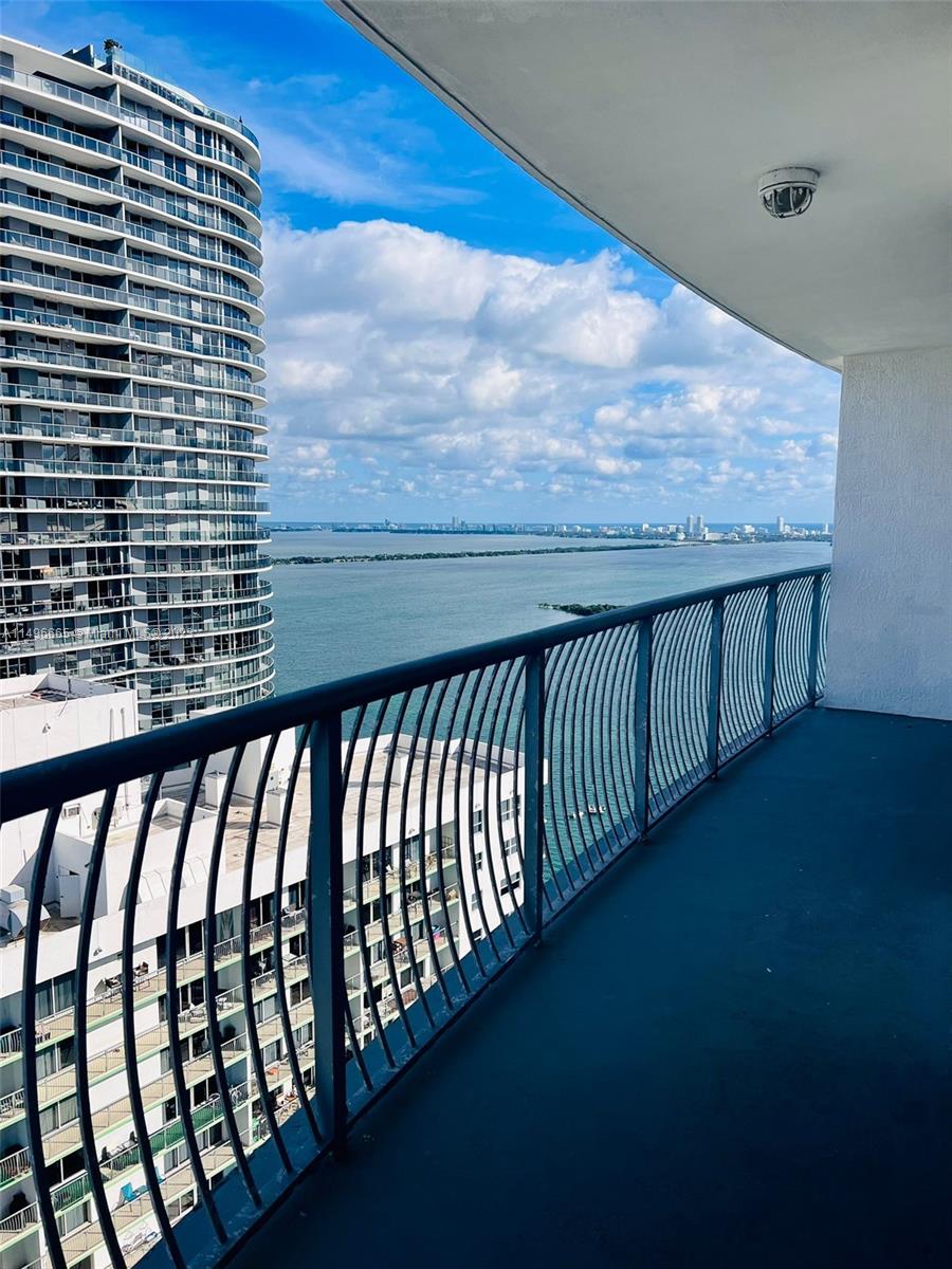 1/1 apartment with Bayview and Skyline of the delightful city of Miami. Recently remodel floor. Open kitchen, SS appliances, granite countertops. Walking closet and washer and dryer in the unit. Pets below 20b welcome. Included basic cable and internet.