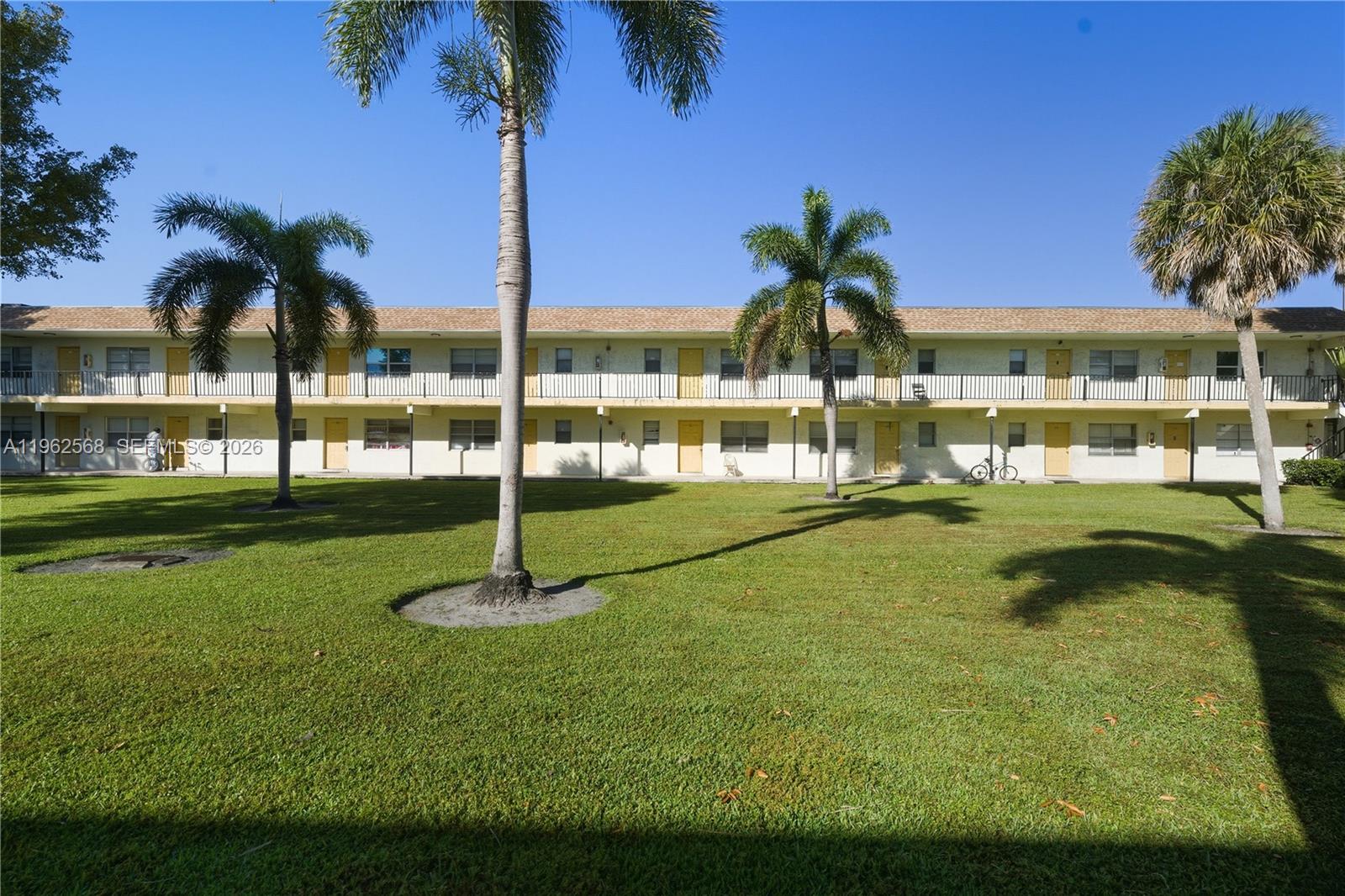 NICE 2/1 WITH A GREAT VIEW. 1 ASSIGNED PARKING. ENJOY THE POOL YEAR ROUND. ALL AGES WELCOME.