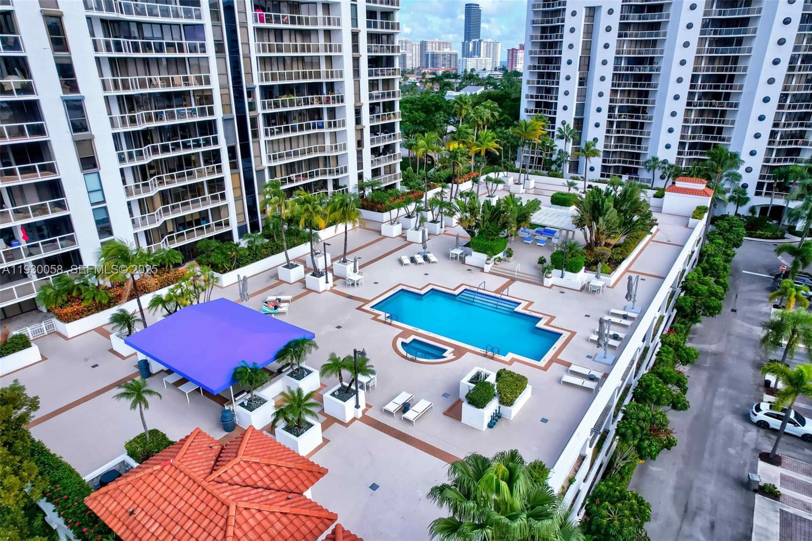 HARBOR TWS AT THE WATERWA - Residential