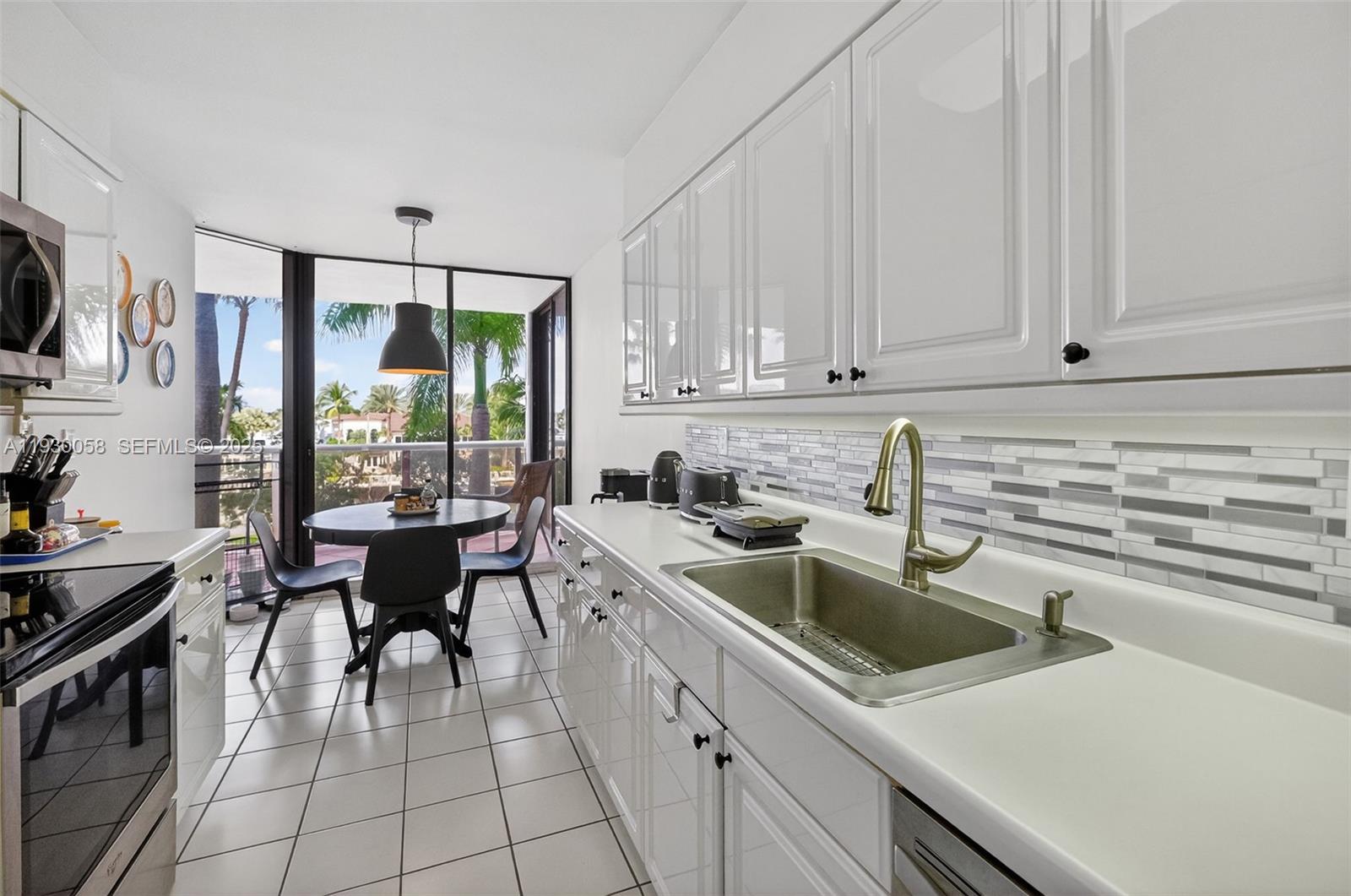 HARBOR TWS AT THE WATERWA - Residential