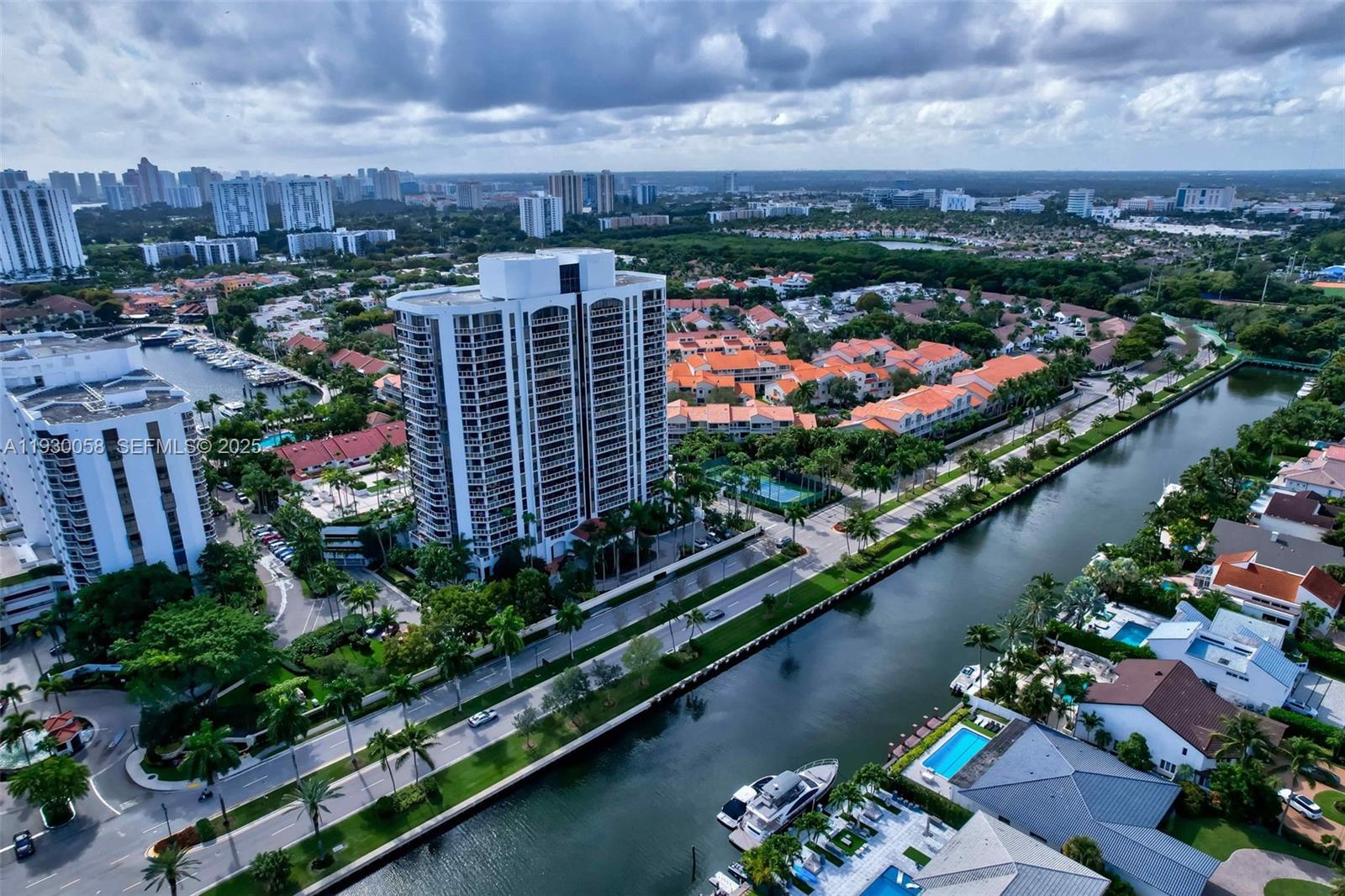 HARBOR TWS AT THE WATERWA - Residential