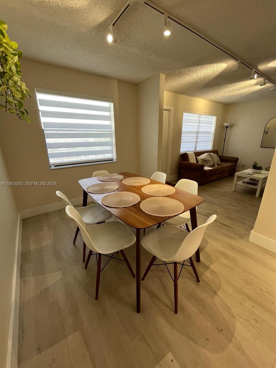 ?Modern Style Meets Coastal Ease. * Fully Remodeled with designer touches.
?Prime Location: Just a 10-minute cruise to the beach.
?Light-filled interiors and brand-new everything.