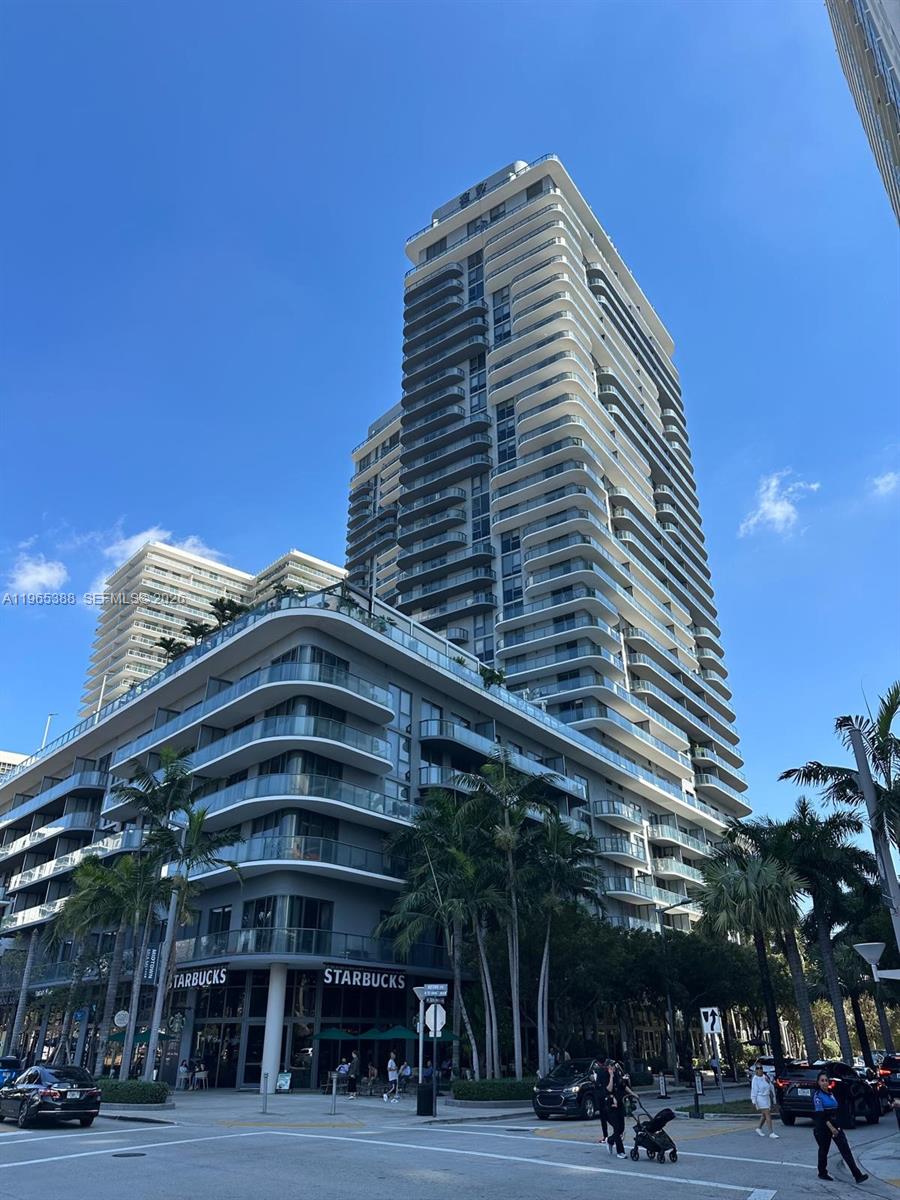 This impressive 1-bedroom plus den apartment is located in one of the most spectacular buildings in the city, surrounded by luxury and comfort. Direct view to the Bay, ocean and Miami beach. Some of amenities offered by the building, such as: Gym, Pools to relax and soak up the sun, Tennis courts to practice your perfect serve, multi-purpose rooms for events and gatherings and Spa for relaxation and wellness treatments and an On-site restaurant to enjoy the best cuisine and drinks. Doble height balcony. just steps away from the city's top restaurants, Wynwood, known for its vibrant street art and murals, Design District, a luxury and fashion destination and Wynwood Norte, an up-and-coming neighborhood with a lot to offer.
