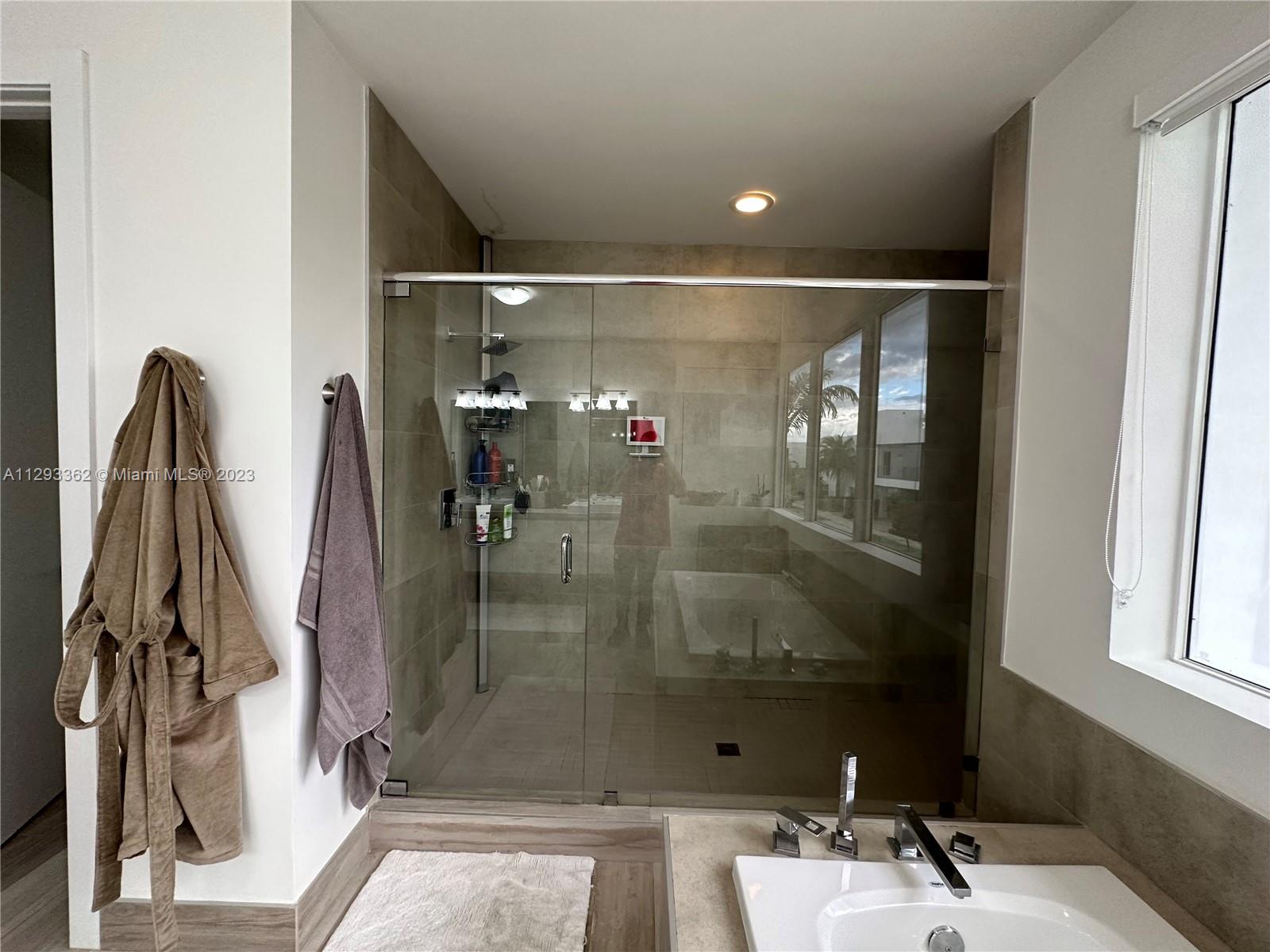 DORAL COMMONS RESIDENTIAL - Residential