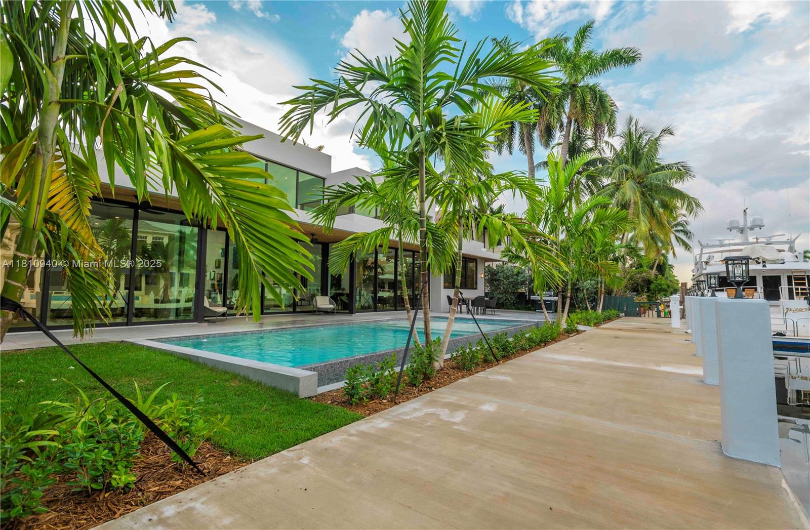 STILWELL ISLES - Residential Lease