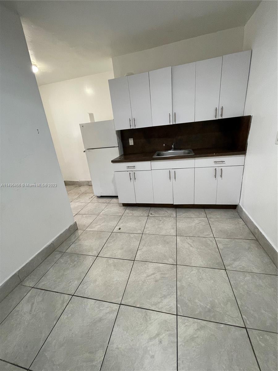AMND MIAMI SUBURBAN ACRES - Residential Lease