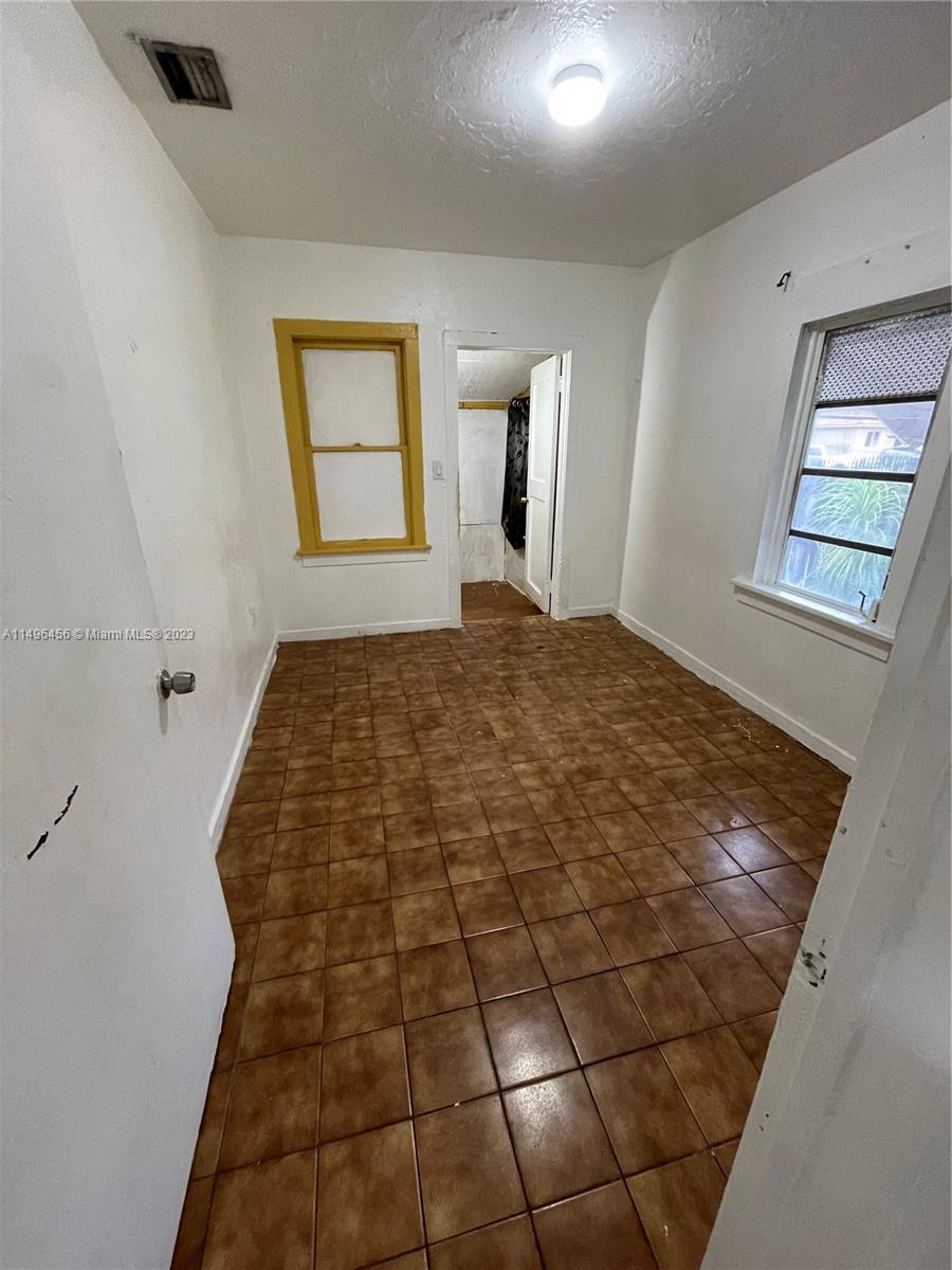 AMND MIAMI SUBURBAN ACRES - Residential Lease