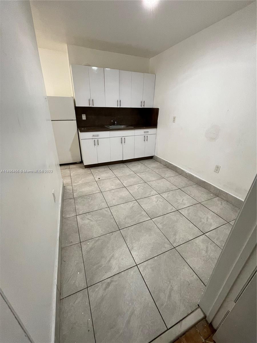 AMND MIAMI SUBURBAN ACRES - Residential Lease