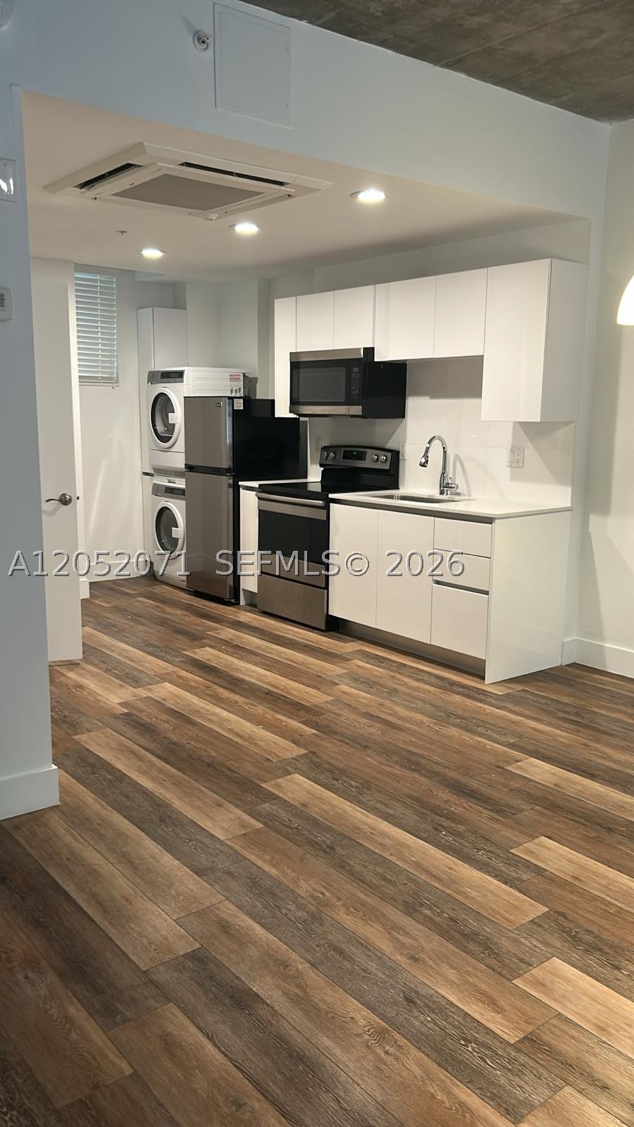 LAWRENCE ESTATE LAND CO - Residential Lease