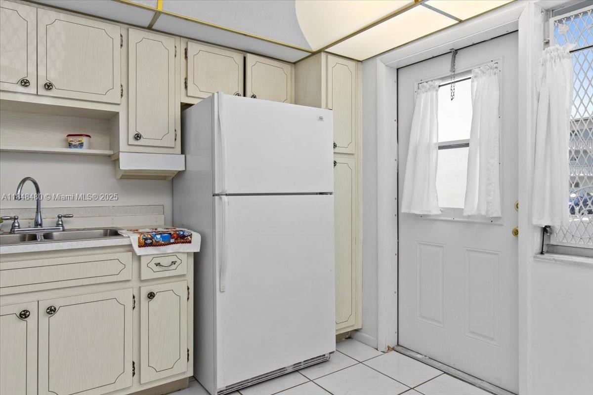 SHERIDAN LAKES CONDO APTS - Residential Lease