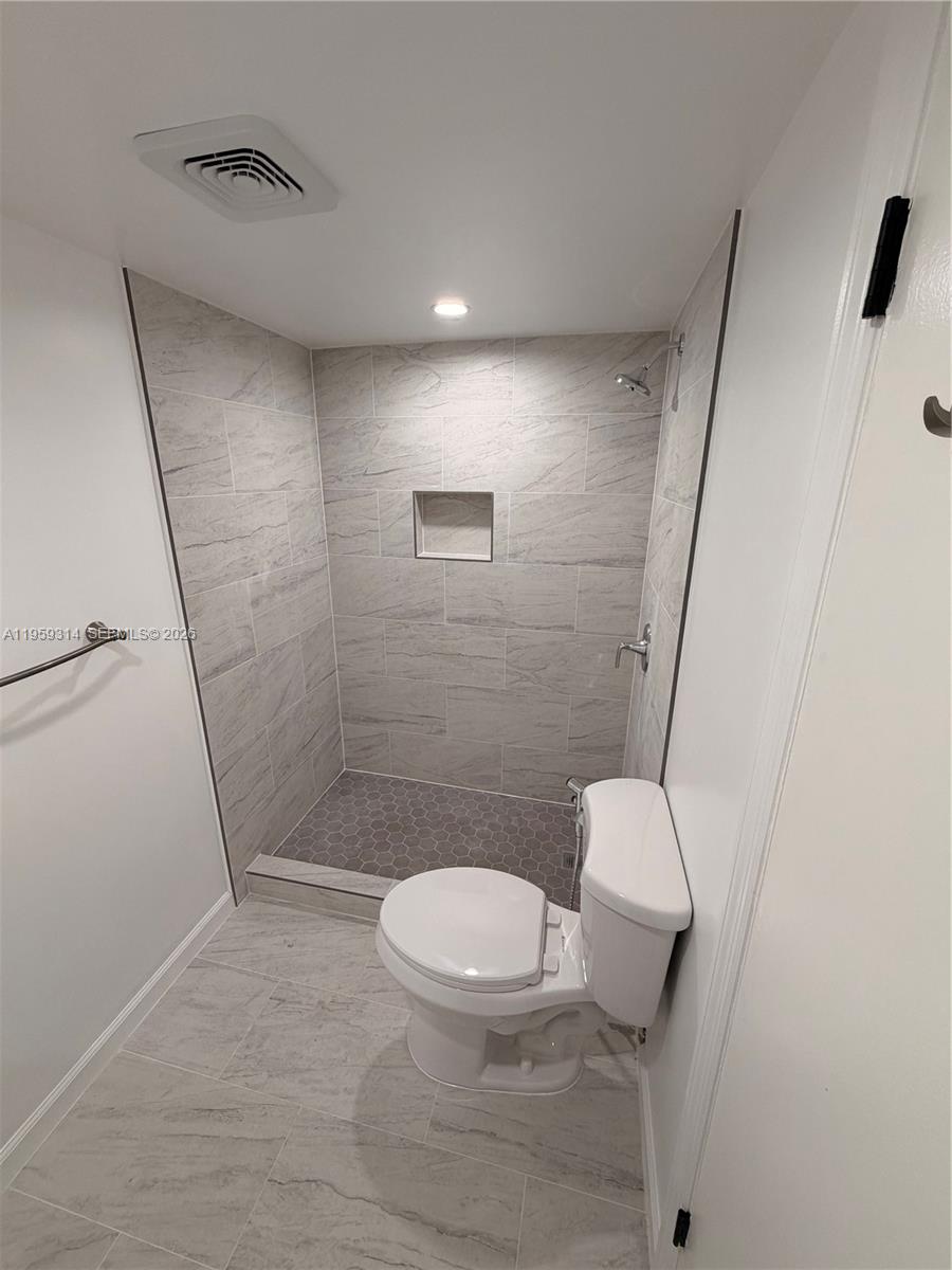 ROLLING GREEN CONDO E - Residential Lease
