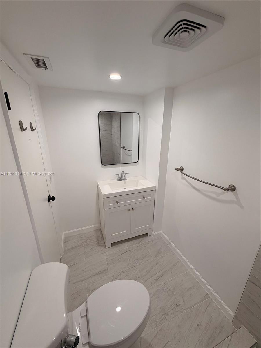ROLLING GREEN CONDO E - Residential Lease