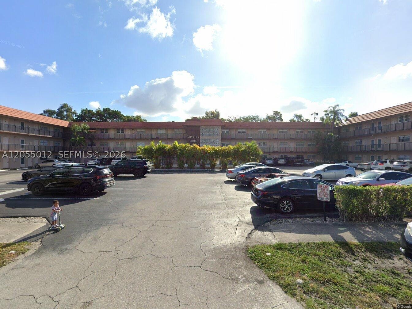 2 Bedroom e bathroom on the second floor on Crystal Lake Deerfield  Beach Very nice location
Close to highways. Close to shopping and short ride to the beach. All age are allowed .Community 
pool.  Laundry Facilities  . Ease to show