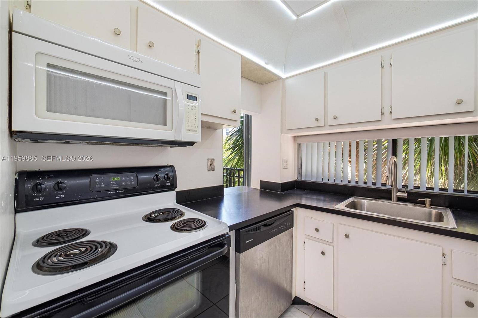 PLAZA OF AMERICAS CONDO P - Residential Lease