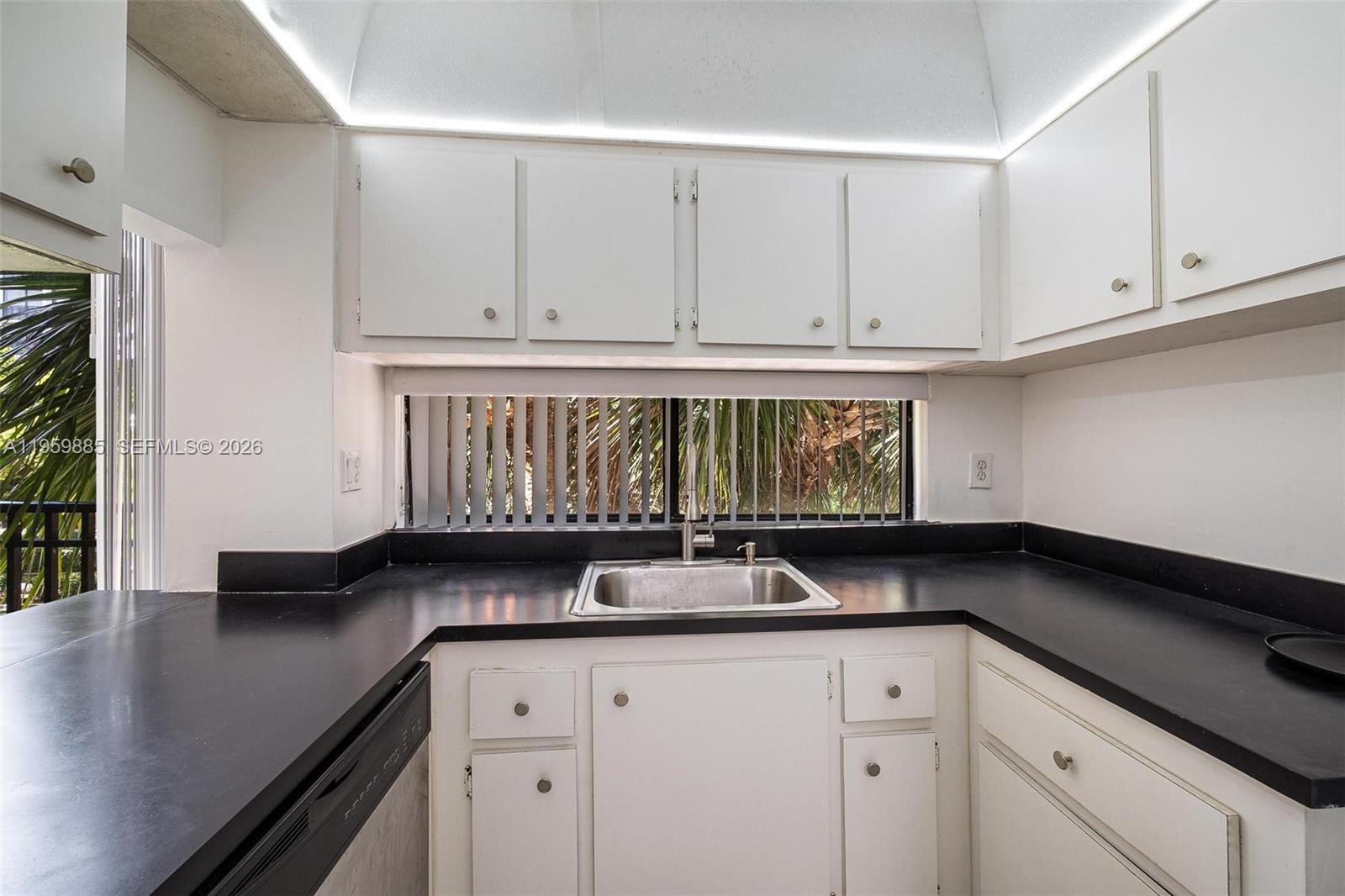 PLAZA OF AMERICAS CONDO P - Residential Lease