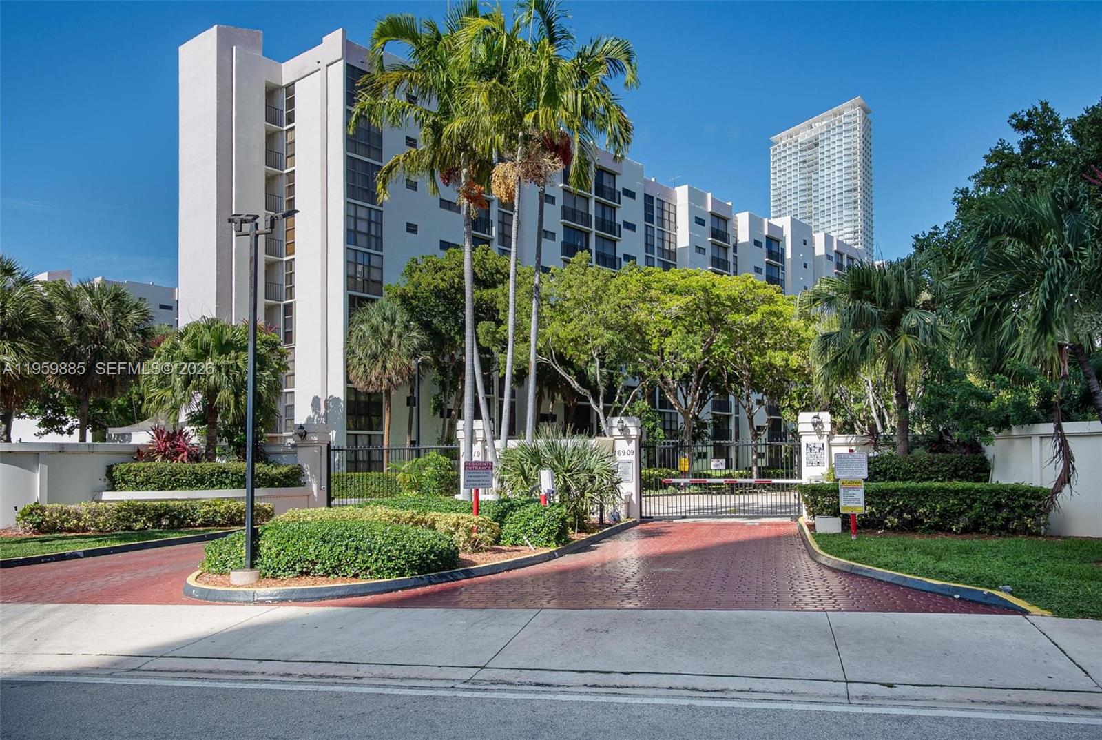 PLAZA OF AMERICAS CONDO P - Residential Lease