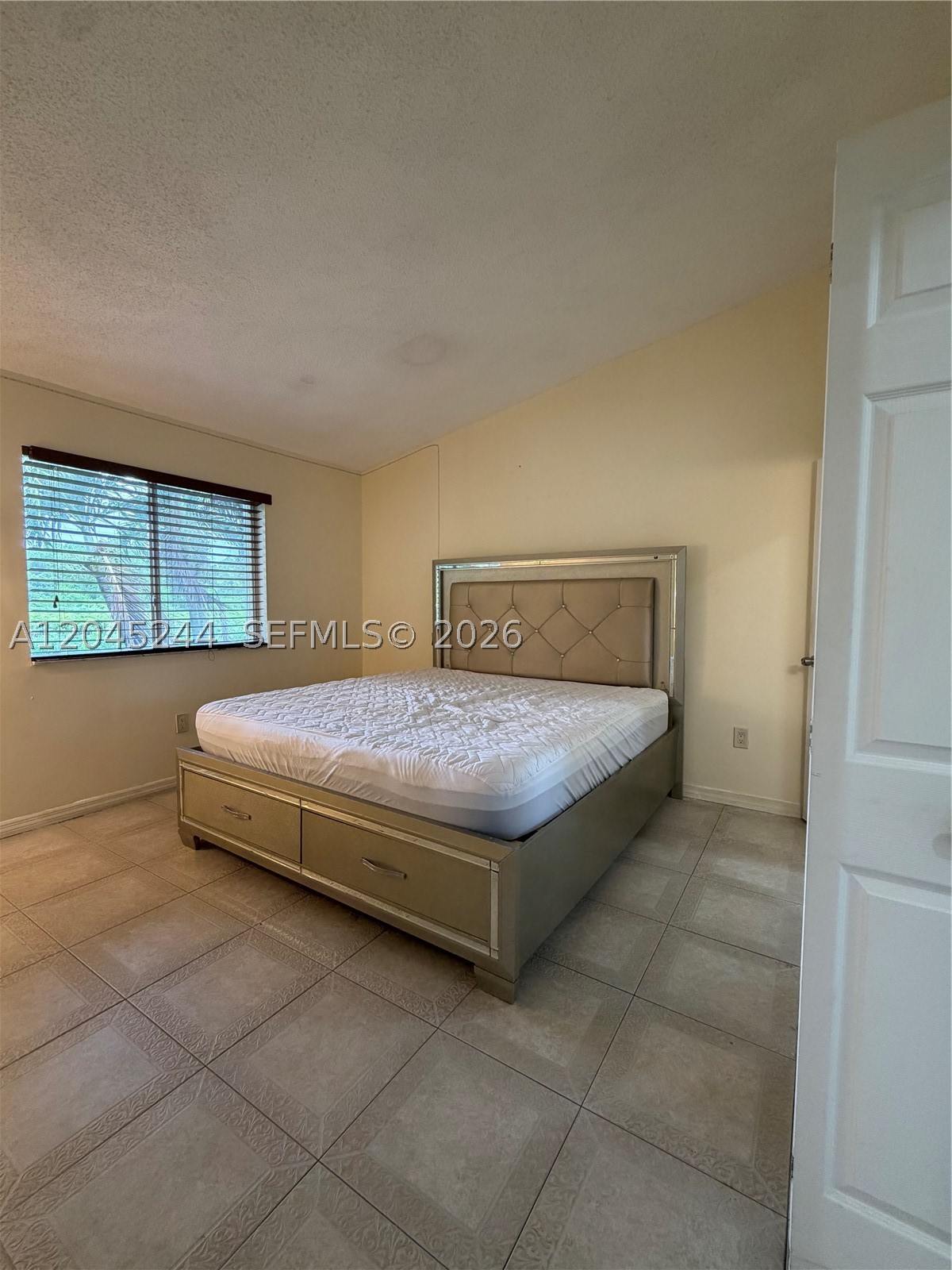 VISTA ALEGRE TOWNHOMES VI - Residential Lease