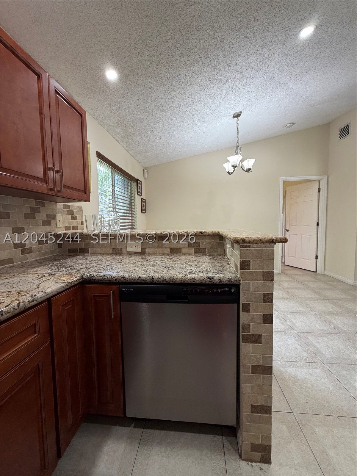 VISTA ALEGRE TOWNHOMES VI - Residential Lease