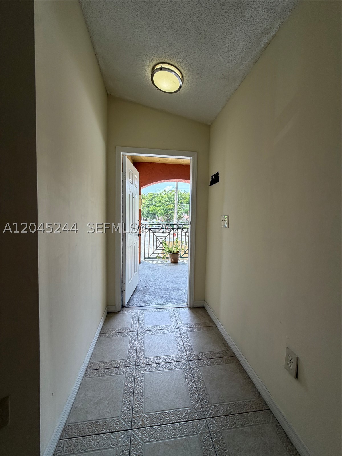 VISTA ALEGRE TOWNHOMES VI - Residential Lease