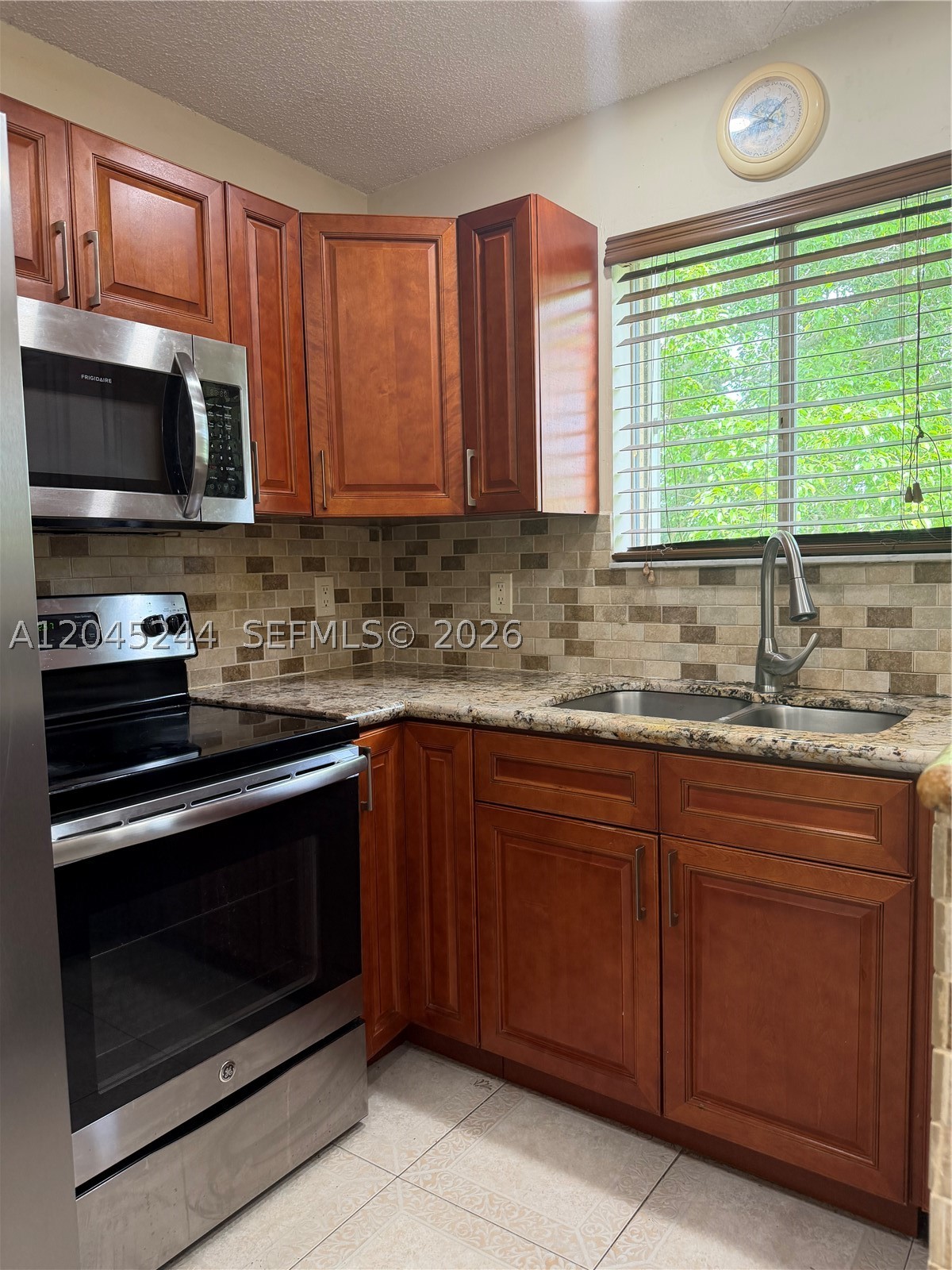 VISTA ALEGRE TOWNHOMES VI - Residential Lease