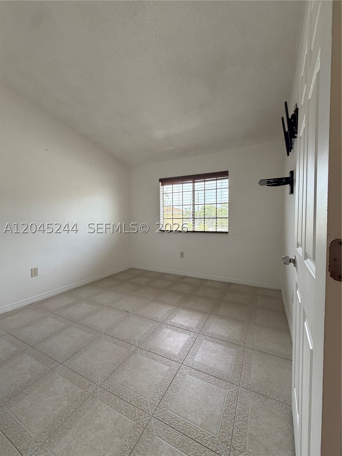 VISTA ALEGRE TOWNHOMES VI - Residential Lease