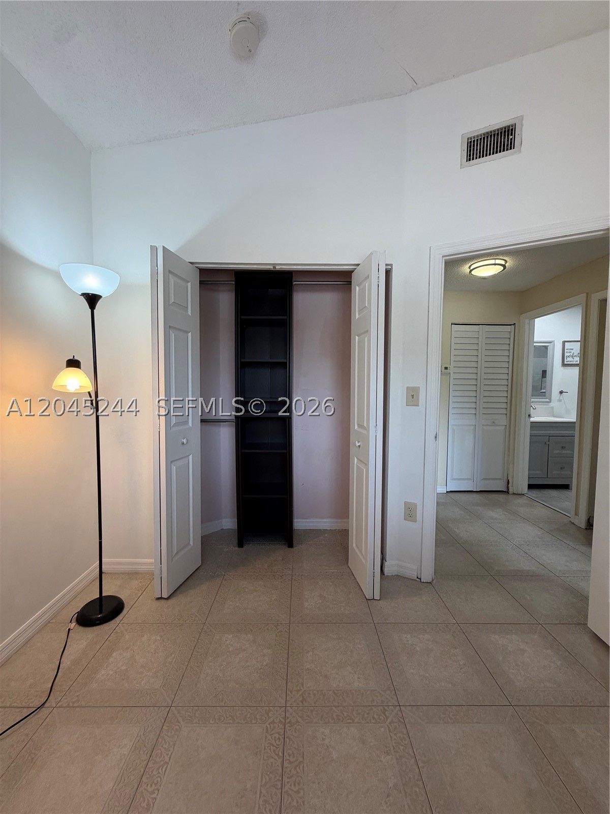 VISTA ALEGRE TOWNHOMES VI - Residential Lease