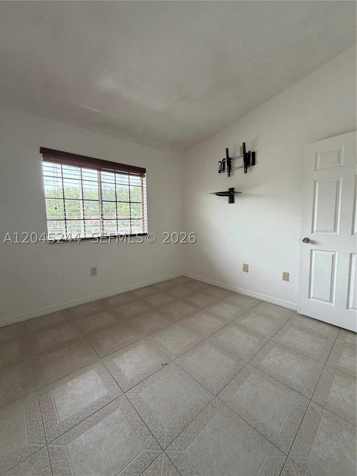 VISTA ALEGRE TOWNHOMES VI - Residential Lease
