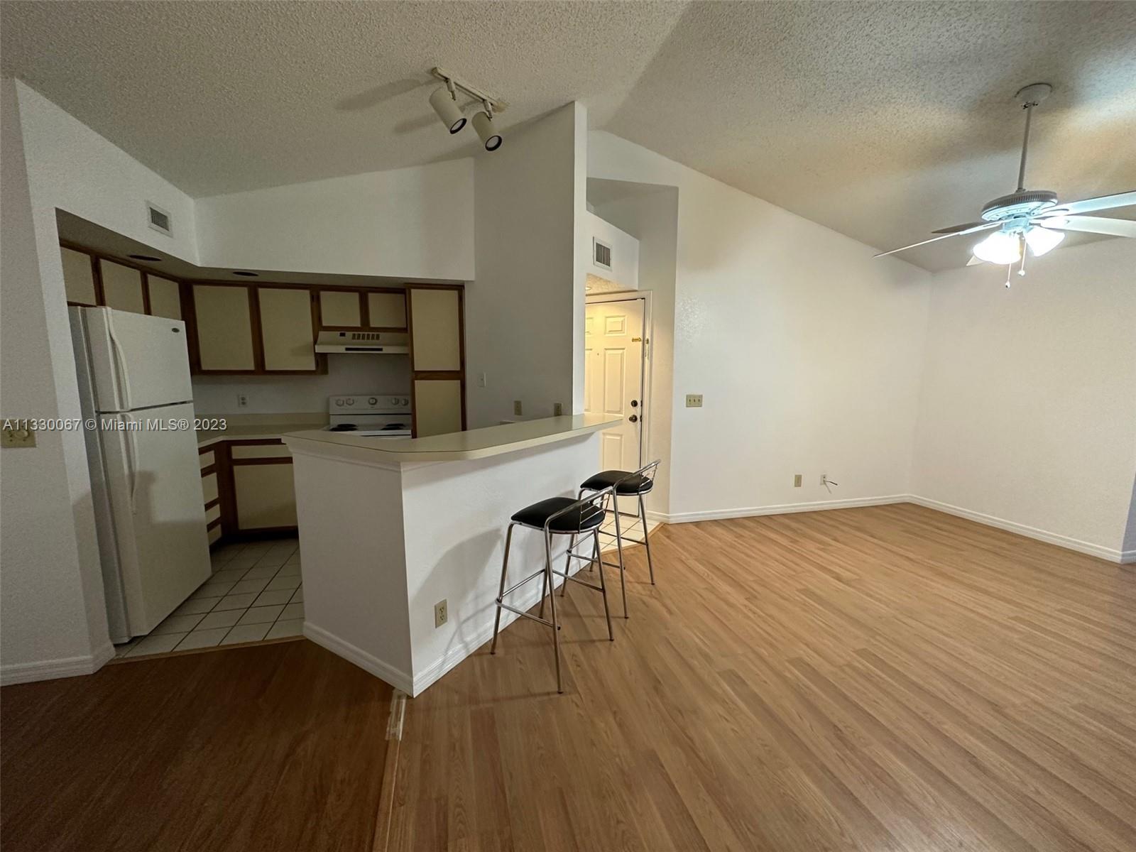 Beautiful 1/1, very lightly, in a wonderful community. Great Location!! Near Sawgrass, and other stores.