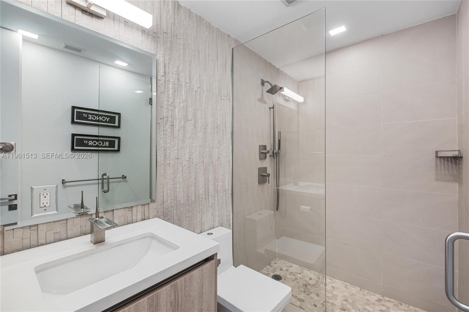ONE THOUSAND VENETIAN WAY - Residential