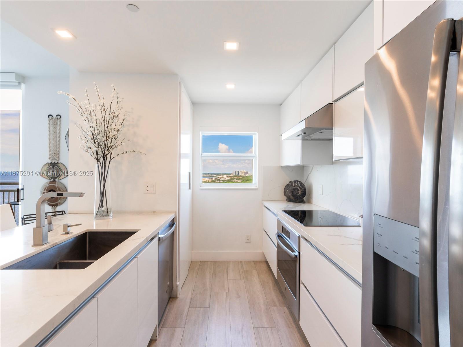 THE METROPOLITAN CONDO - Residential Lease