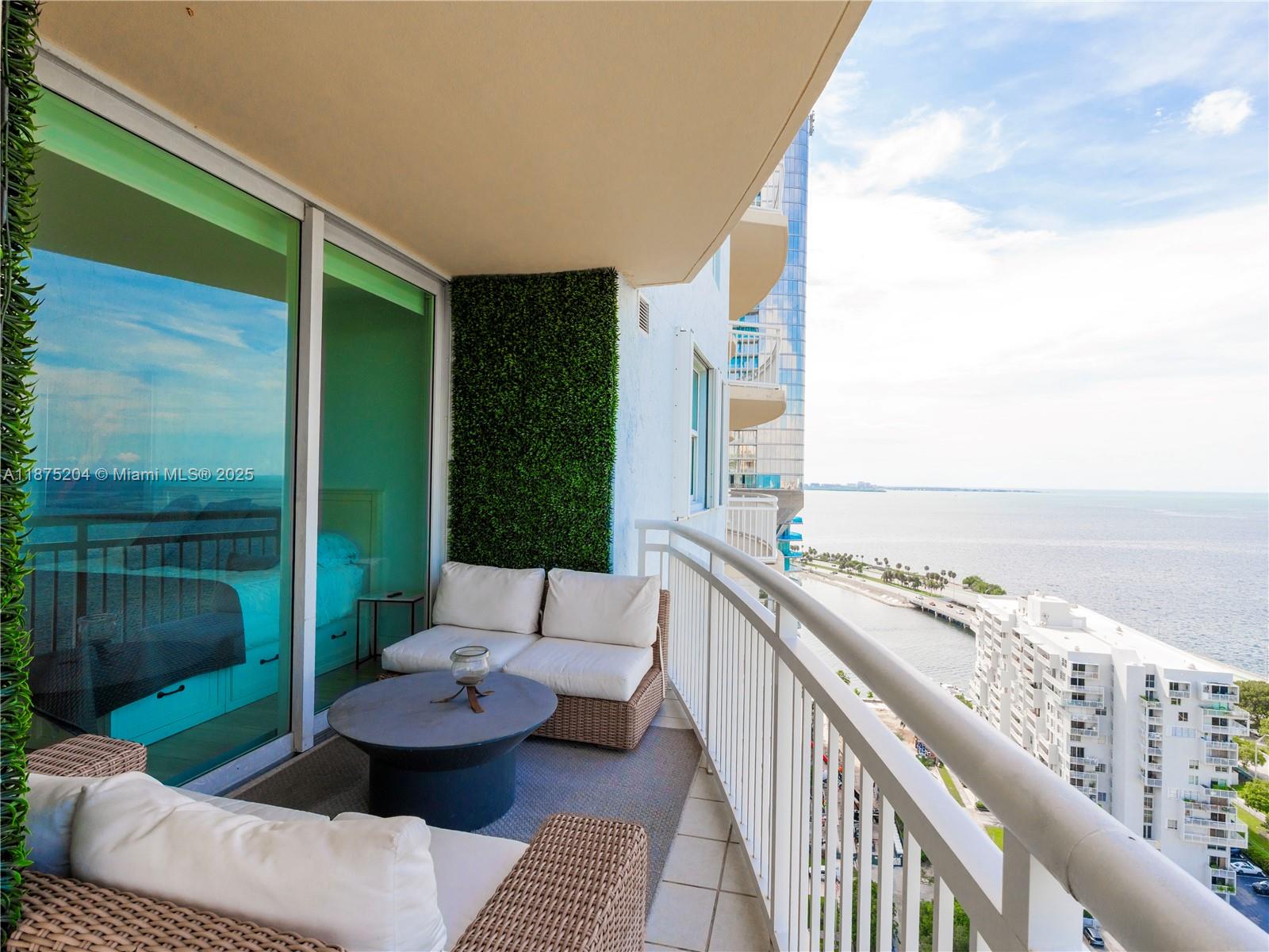 THE METROPOLITAN CONDO - Residential Lease