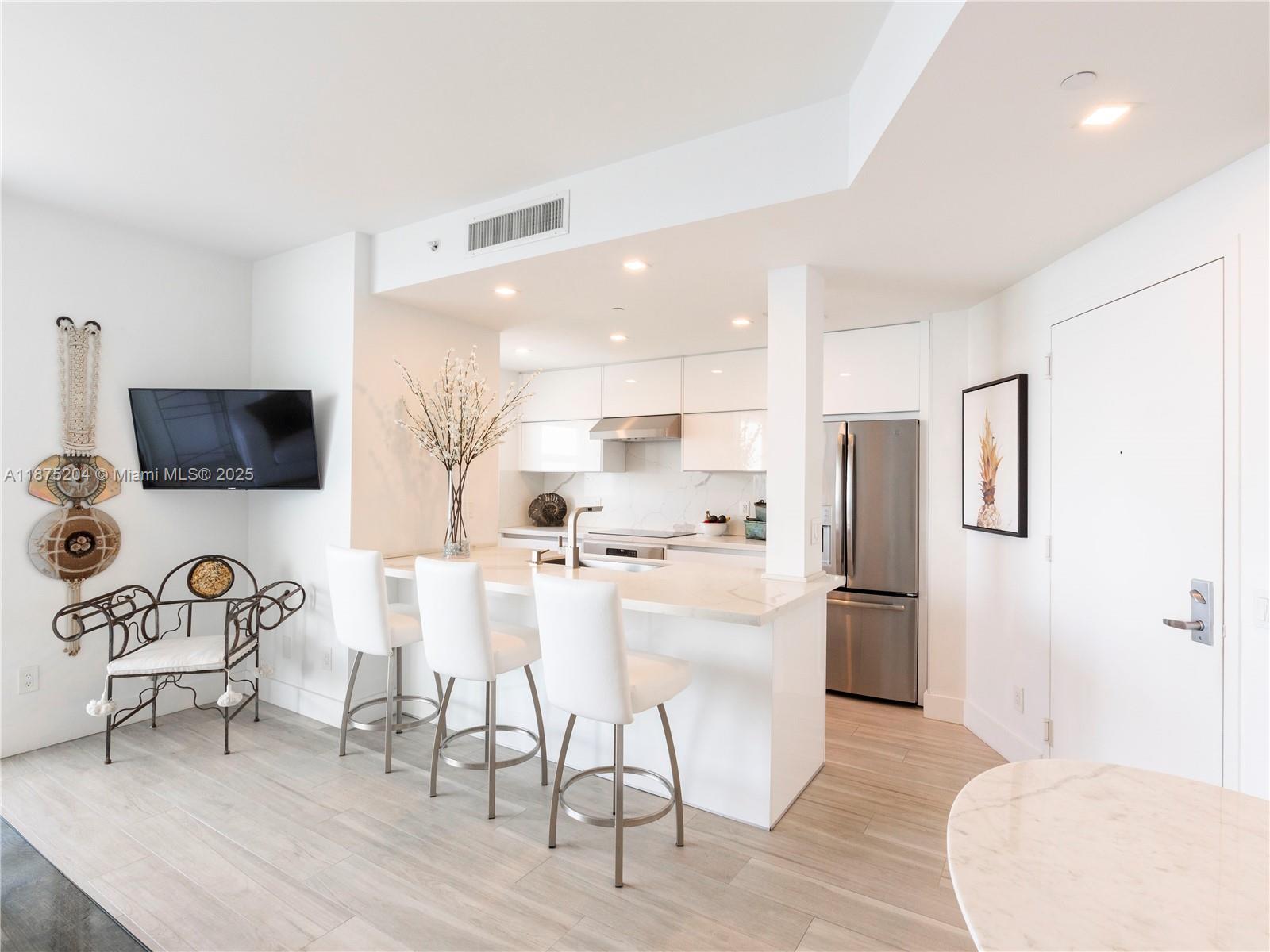 THE METROPOLITAN CONDO - Residential Lease