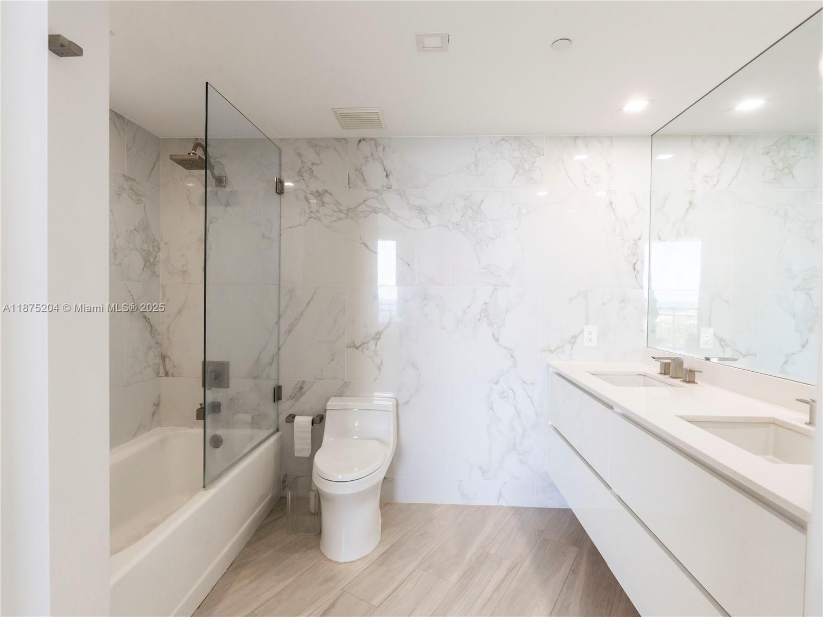 THE METROPOLITAN CONDO - Residential Lease