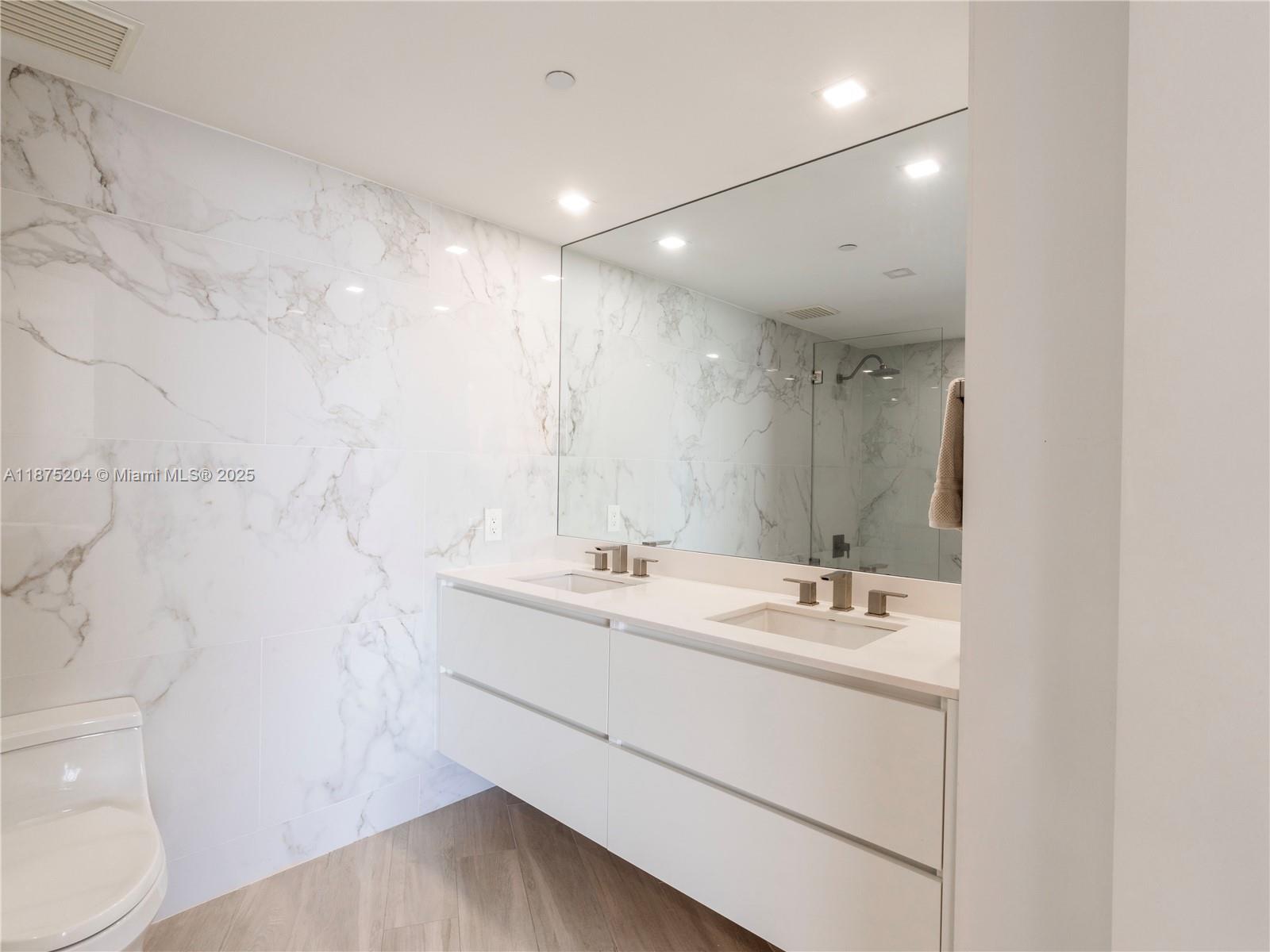 THE METROPOLITAN CONDO - Residential Lease