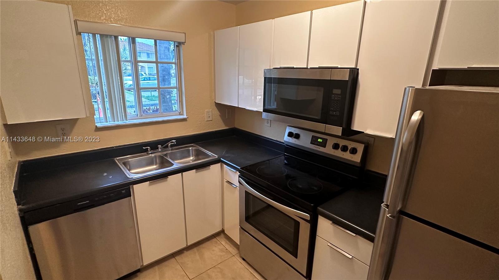 AQUA VISTA TOWNHOMES COND - Residential