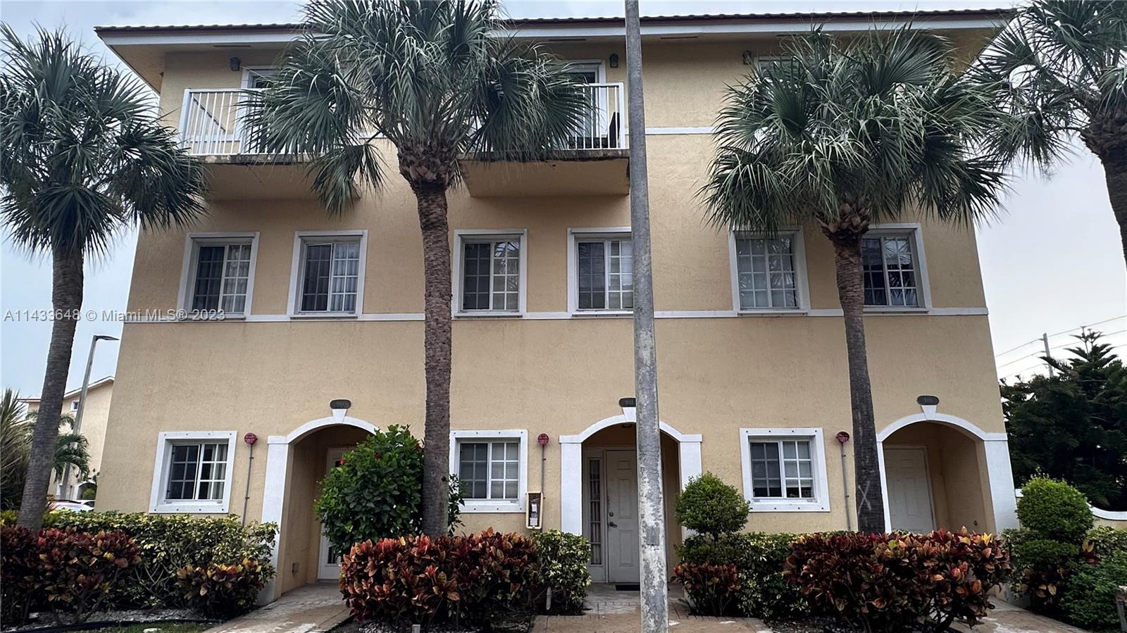 AQUA VISTA TOWNHOMES COND - Residential