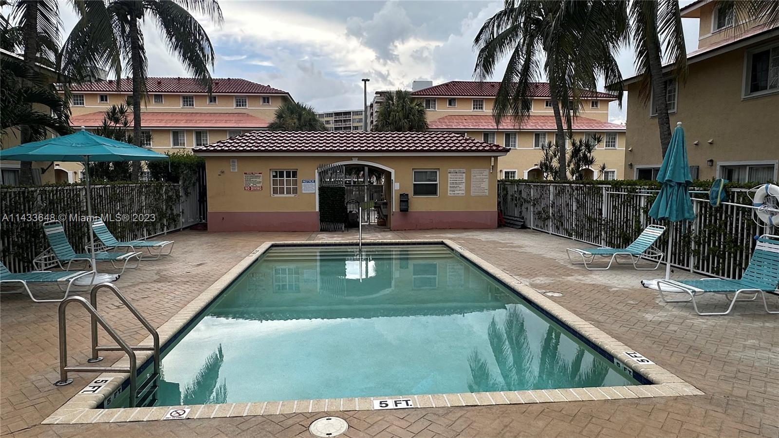 AQUA VISTA TOWNHOMES COND - Residential