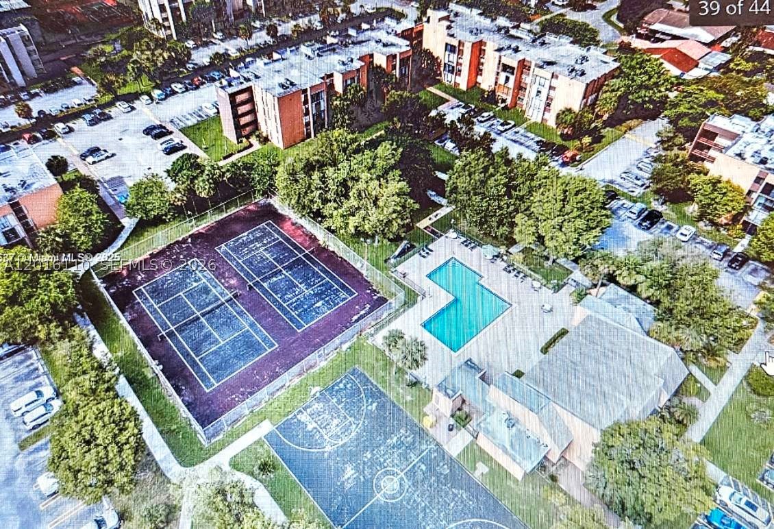 VERSAILLES GARDENS II CON - Residential