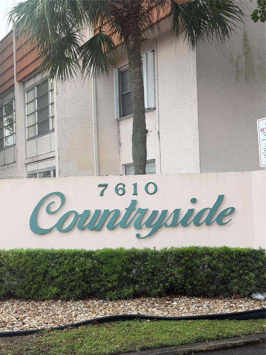BEST AREA IN SOUTH OF FLORIDA DAVIE CLOSE TO THE  FORTLAUDERDALE BEACHES , HARD ROCK  HOTEL AND CASINO , BIG UNIT 1 BED 1 BATH BIG SPACIUS WHIT BALCONY AND LIGHT BEATIFUL VIEWS OUT SIDE 
FOR SALE AND RENT  SEE MLS BRING YOUR INVESTORS RENTAL AVAILABLE