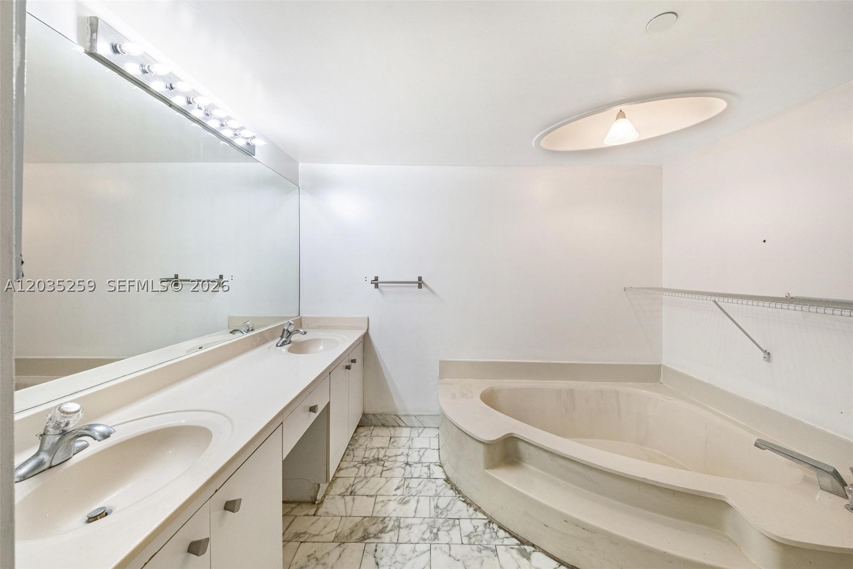 TOWERS OF QUAYSIDE CONDO - Residential