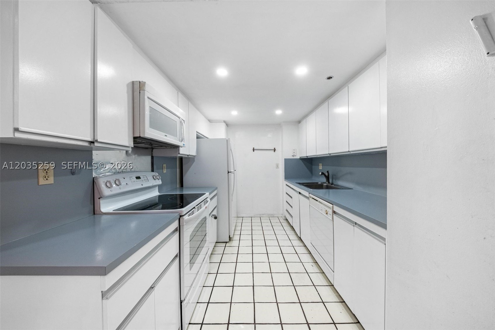 TOWERS OF QUAYSIDE CONDO - Residential