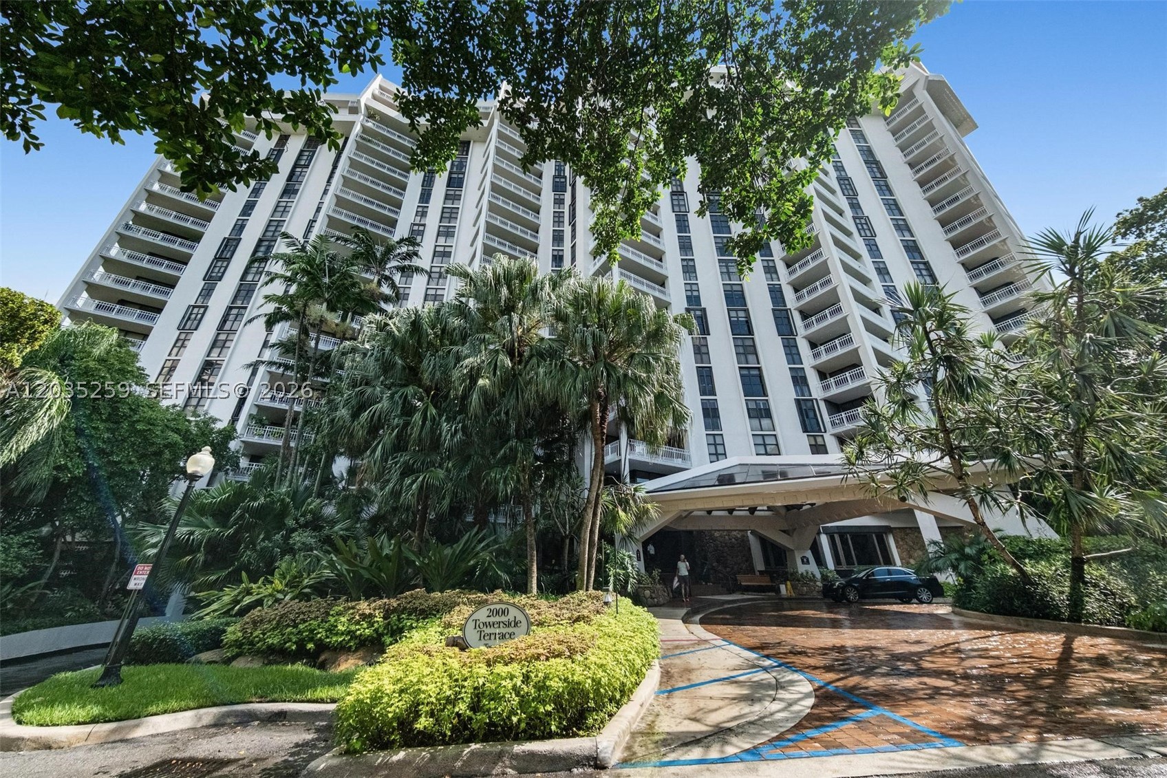 TOWERS OF QUAYSIDE CONDO - Residential