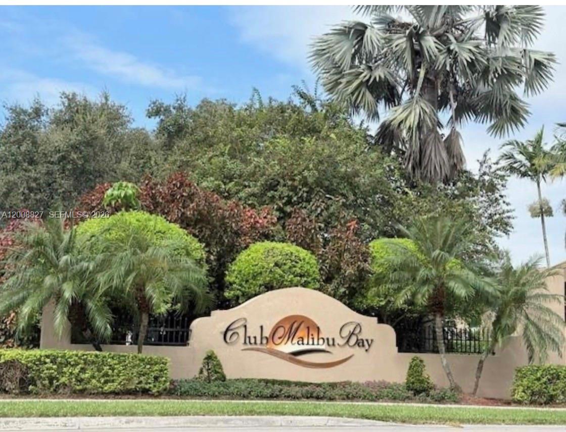 Beautiful 3-bedroom, 2-bath condo located on the desirable first floor in Villas at Carmel. This spacious unit offers a functional layout with ample living and dining areas, perfect for both comfortable living and entertaining. Enjoy easy access with no stairs and a private outdoor space ideal for relaxing. Conveniently located near major highways, shopping centers, restaurants, and schools. Ideal for homeowners or investors alike. Easy to show.