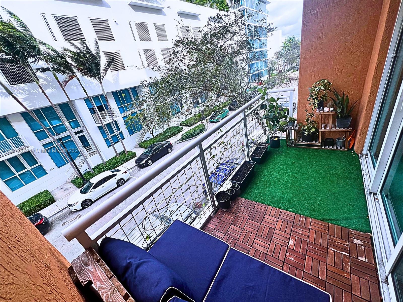 Modern and spectacular 1 bedroom and 1 bathroom. Stainless steel appliances, cooking island, washer and dryer in unit. Great location close to restaurants, Publix, Downtown, Bayside shops, and highways. Full amenities: impressive gym, pool, jacuzzi, club room & more. Utilities not included.