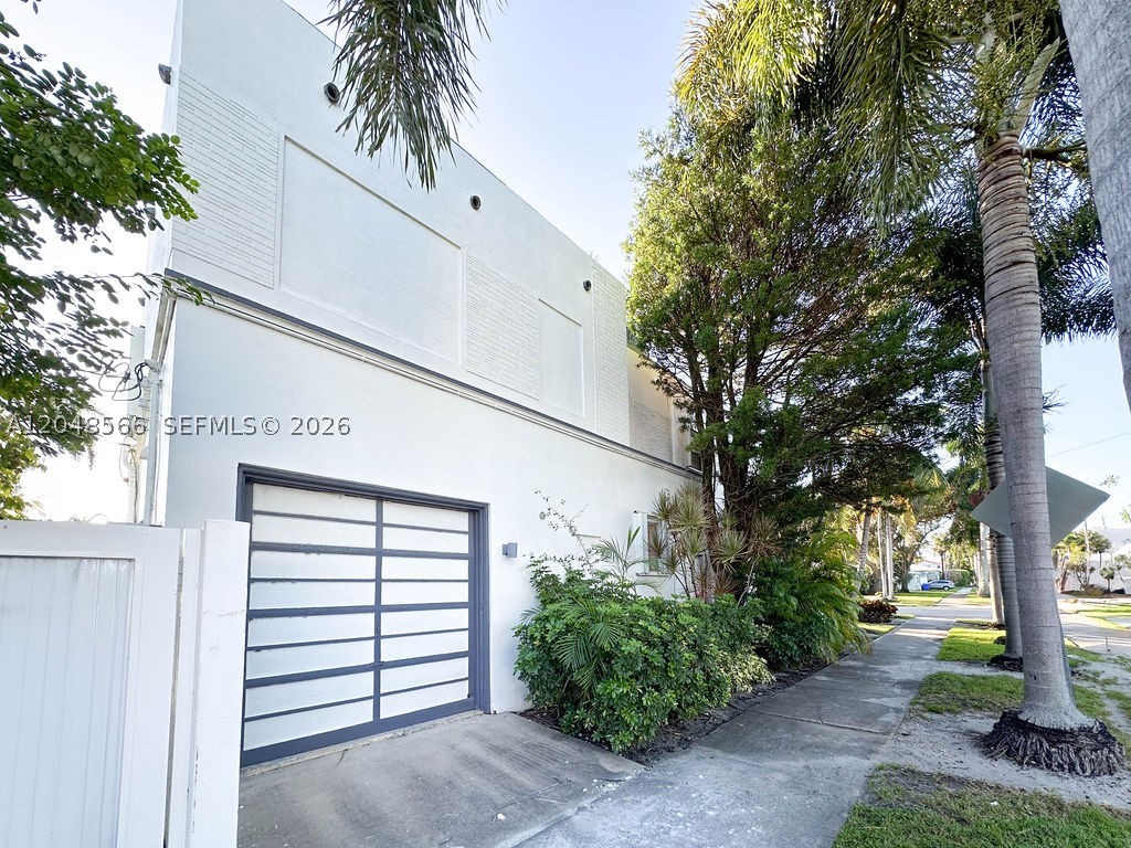 HOLLYWOOD LAKES SECTION - Residential
