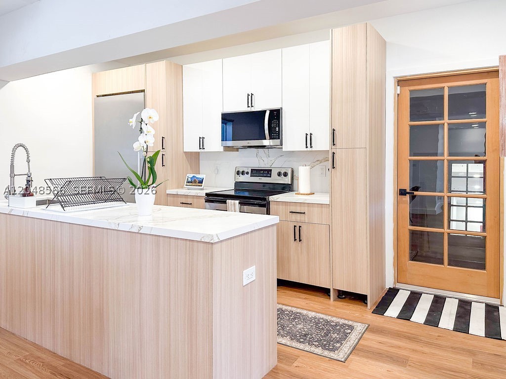 HOLLYWOOD LAKES SECTION - Residential