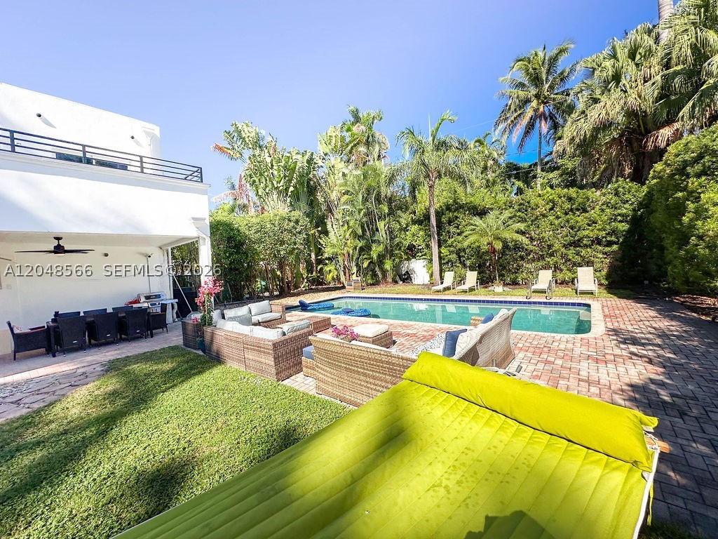 HOLLYWOOD LAKES SECTION - Residential